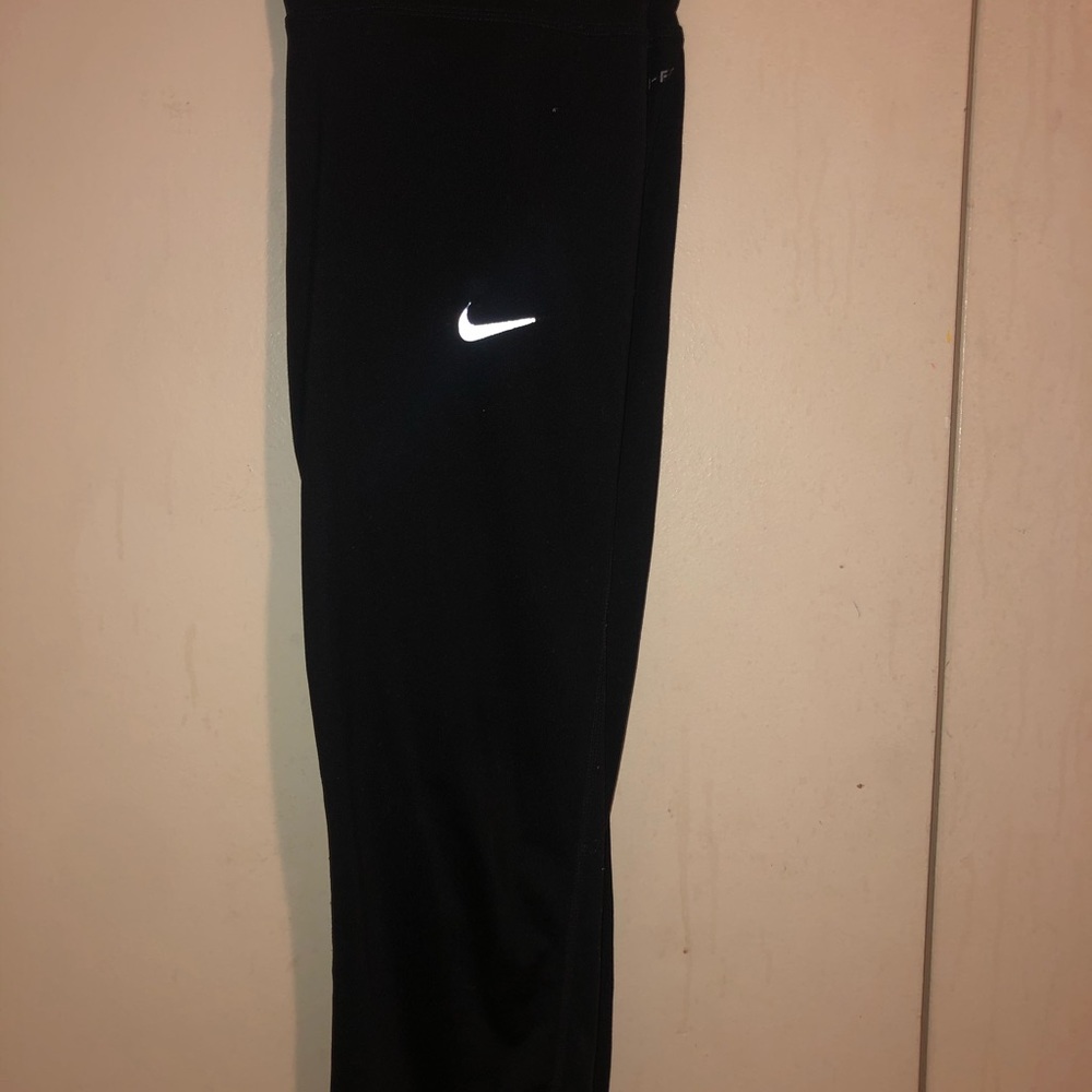 Cropped black Nike leggings